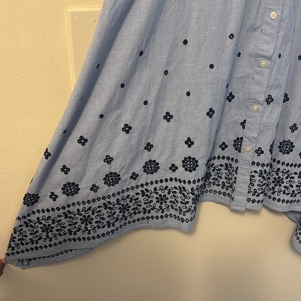 Blue shirt with dark blue floral embroidery from GAP - Picture 3 of 10